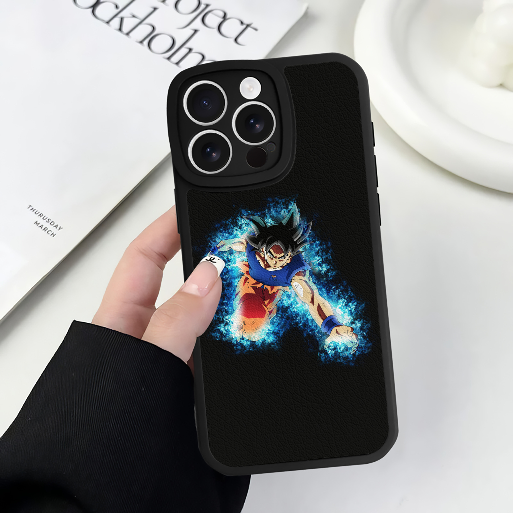 （画像用） ドラゴンボール 孫悟空（そん ごくう）Son Goku カカロット DRAGON BALL Kakarotto 【iPhone 16シリーズ対応】シリコンスマホケース（レザー調） 材質：シリコン